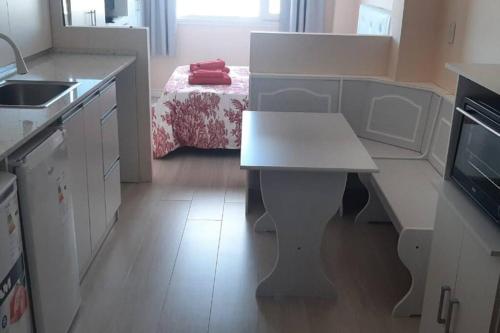乌斯怀亚YOPEN Monoambiente的一个带桌子和床的小厨房