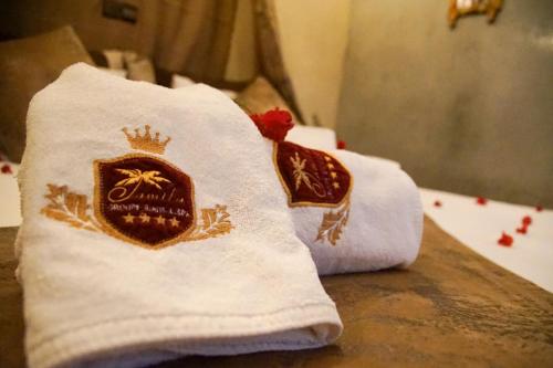 马拉喀什Riad L'Orchidée Suites & Spa的几条毛巾,上面有冠