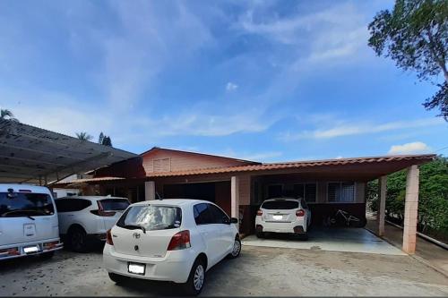 哈拉瓦科阿Apartamento Hogareño的两辆汽车停在房子前面