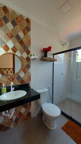 瓜皮米林Pousada Camping dos Ypês的浴室配有卫生间、盥洗盆和淋浴。