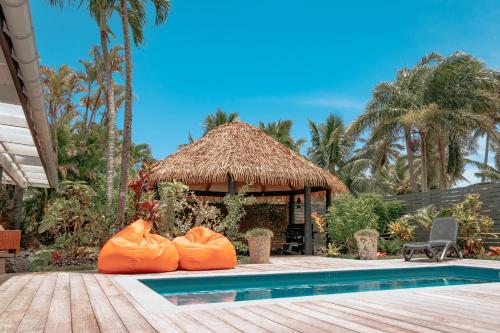 拉罗汤加布雷兹泻湖别墅酒店的游泳池前方的橙色度假胜地
