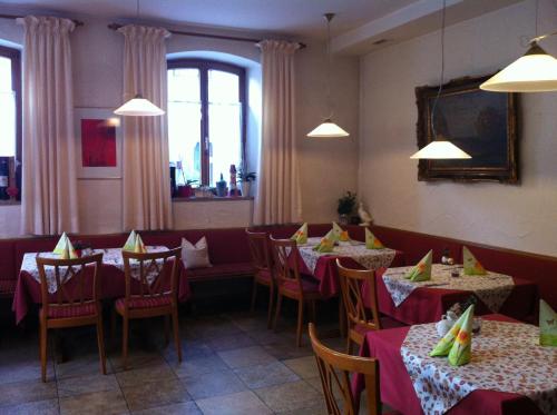 黑里登吉尼博尔利姆巴赫酒店的一间带桌椅和红色桌布的用餐室