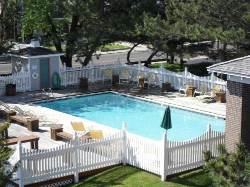 钦科蒂格岛屿度假汽车旅馆的一个带白色栅栏和白色小桩的游泳池