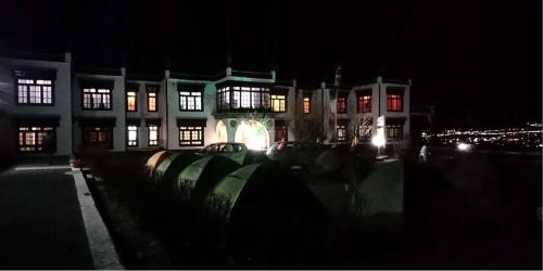 列城Hotel Skittsal Leh的夜间有灯的建筑