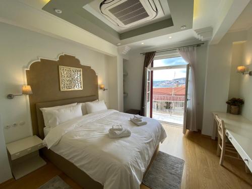 卡斯托里亚HOTEL TSARSI的一间卧室配有一张大床和毛巾