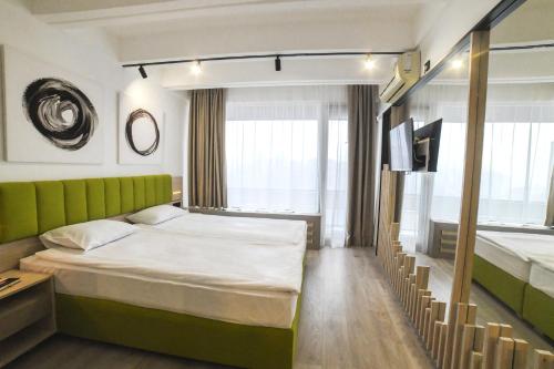 弗尔尼亚奇卡矿泉镇Medical and Spa Centre Merkur的酒店客房设有两张床和电视。