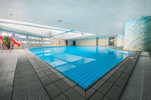 上海上海浦东华美达大酒店的大型建筑中的大型游泳池