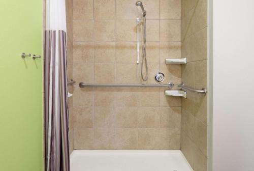 泰勒La Quinta by Wyndham Tyler South的带淋浴和浴帘的浴室