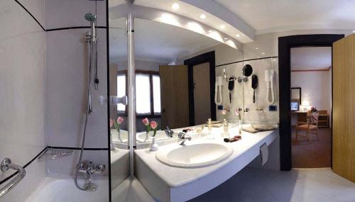 巴多尼奇亚德斯杰尼酒店的一间带水槽和淋浴的浴室