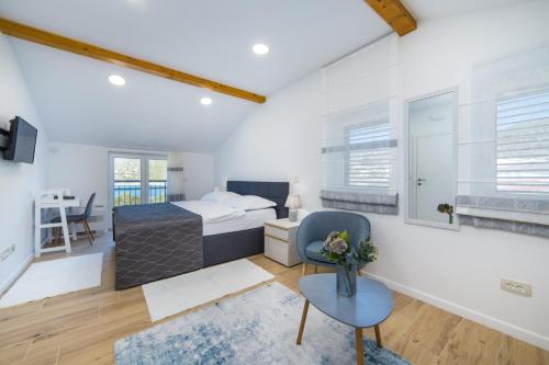 Peračko BlatoHoliday Home Lago Verde的一间卧室设有一张床和一间客厅。