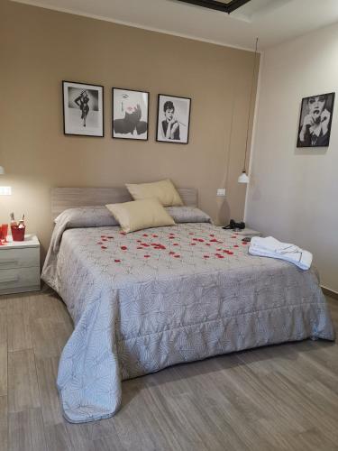 奥塔维亚诺Amy Dreams的一间卧室配有一张红色玫瑰花大床