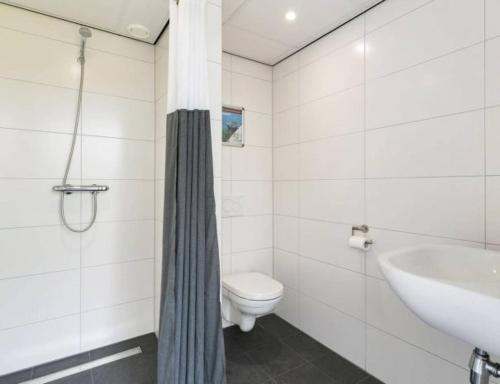 SteenbergenBuiten aan de Baak的白色的浴室设有卫生间和水槽。