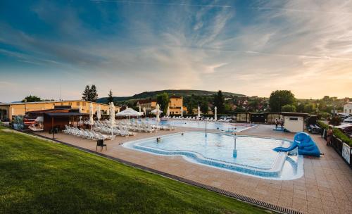 奥多尔黑塞库耶斯克Septimia Hotels & Spa Resort的度假村内带滑梯的大型游泳池