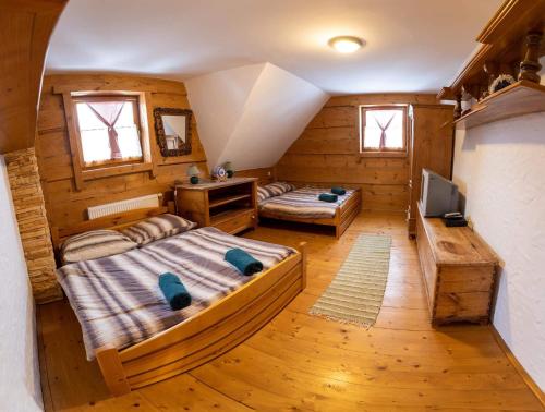 特尔乔夫Drevenica Pod Vŕškom的一间卧室配有两张床和电视。