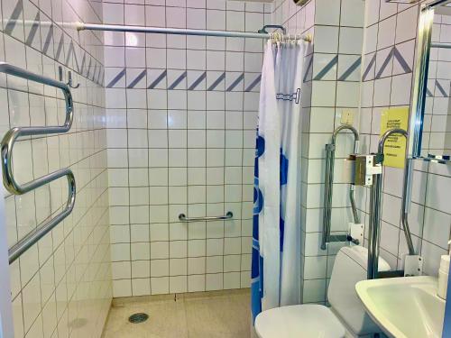 韦姆德STF Lillsved的带淋浴、卫生间和盥洗盆的浴室