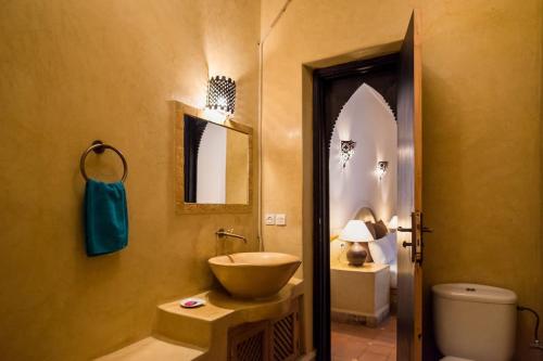 马拉喀什利亚德泰纳姆酒店的一间带碗水槽和卫生间的浴室
