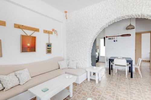 瓦里ENDLESS BLUE from Syros - Fabrika Resort的客厅配有沙发和桌子