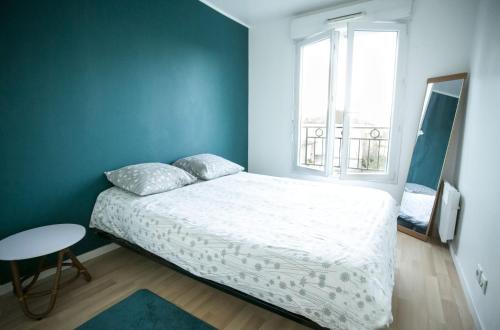 莫城**La Kreolita** near Paris / Disneyland Paris的卧室配有白色的床和窗户。