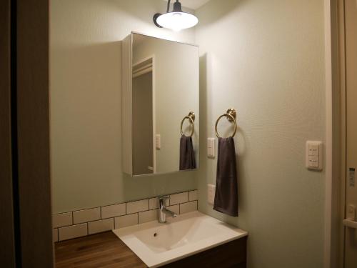 淡路民泊 桔梗的一间带水槽和镜子的浴室