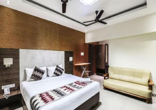 Euphoria Extended Stays - OMR IT Expressway Chennai客房内的一张或多张床位