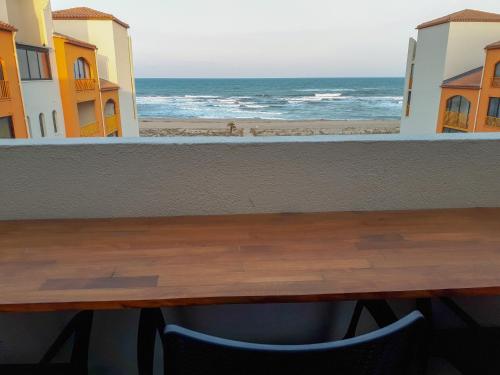 乐巴凯尔斯Agréable appart rénové vue mer 4 pers Parking Wifi的一张桌子和一个海景阳台