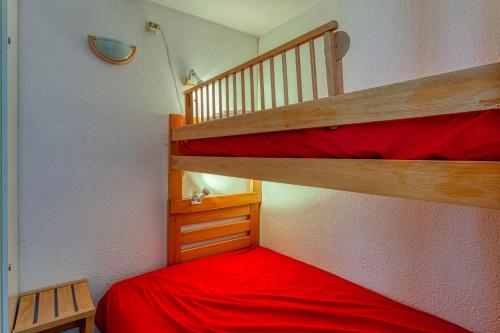 维拉伦贝特Orion 1416的一间卧室配有两张双层床,铺有红色床单