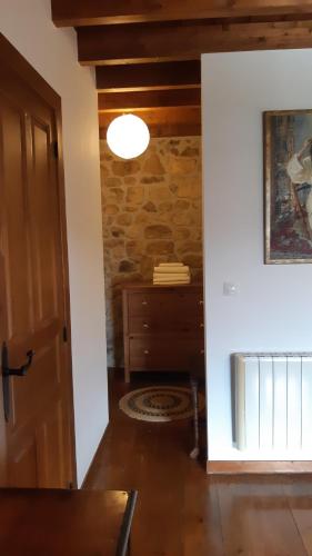 科里奥Casa Liron的走廊上设有石墙的房间