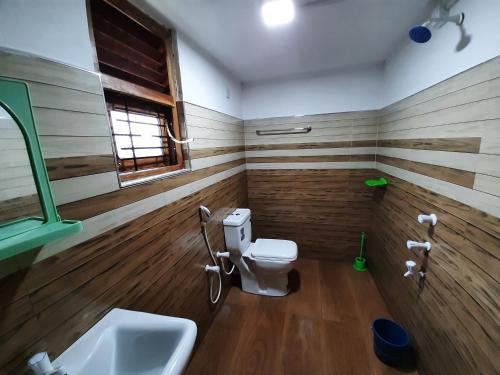 NekattegamaLakwin guest wilpattu的一间带卫生间和水槽的浴室