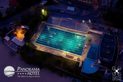瓦尔纳Panorama Hotel - Free EV Charging Station的享有游泳池的顶部景色