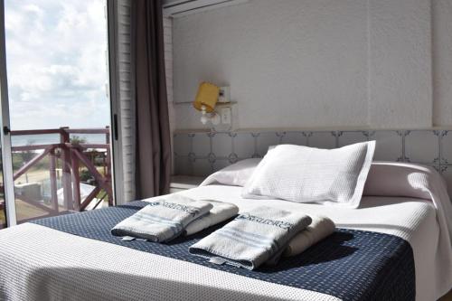 拉帕洛马Hotel Palma de Mallorca的床上有两条毛巾