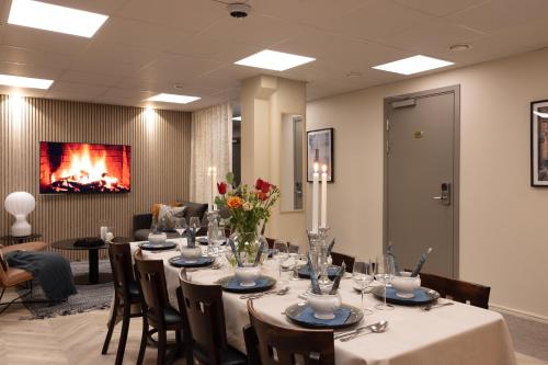 斯德哥尔摩瑟德酒店的一间带桌椅和壁炉的用餐室