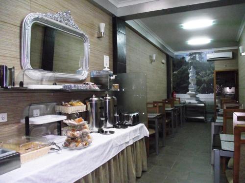 埃斯特雷莫斯Hotel O Gadanha的一间餐厅,配有餐桌和食物