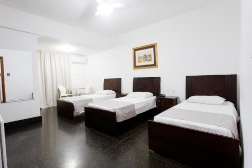贝洛奥里藏特萨瓦西酒店的酒店客房,配有两张床和椅子