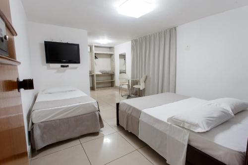 贝洛奥里藏特萨瓦西酒店的酒店客房设有两张床和一台平面电视。