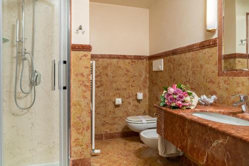 索阿韦罗克西广场酒店的浴室配有卫生间、盥洗盆和淋浴。