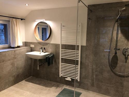 布莱特瑙Ravenna Lodge的一间带水槽和淋浴的浴室