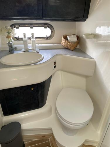 埃格姆ENTIRE LUXURY MOTOR YACHT 70sqm - Oyster Fund - 2 double bedrooms both en-suite - HEATING sleeps up to 4 people - moored on our Private Island - Legoland 8min WINDSOR THORPE PARK 8min ASCOT RACES Heathrow WENTWORTH LONDON Lapland UK Royal Holloway的相册照片