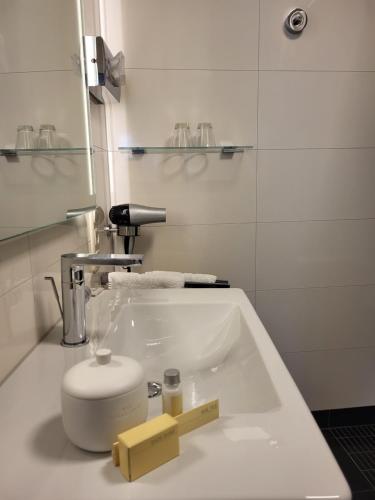 拜尔施泰因Hotel Restaurant Alte Stadtmauer的浴室配有白色水槽和卫生间