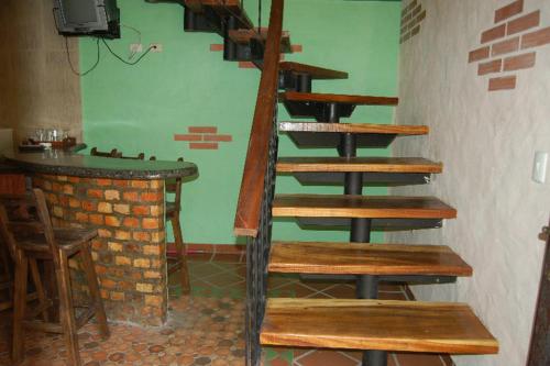 MéridaCabañas Falconia的一间酒吧的房间里,有一套木楼梯