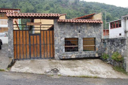 MéridaCabañas Falconia的一座石头房子,有门和一座建筑