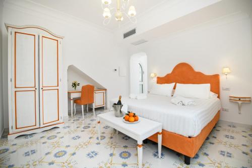圣安吉洛Casale Guarracino的一间卧室配有一张床和一张带水果的桌子