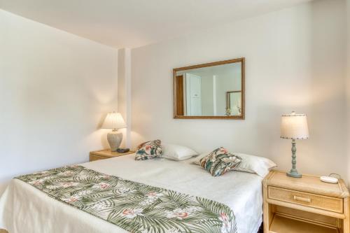 檀香山Ilikai 883的白色卧室配有床和镜子