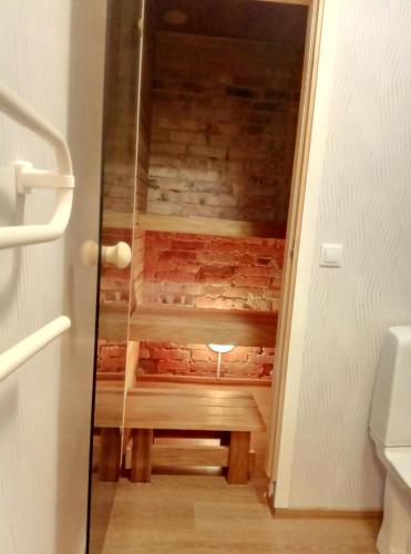 维尔扬迪TäheMaja5的一间铺有木地板的客房里的一个秘密楼梯