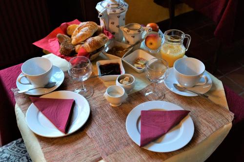 贝兹Moulin de Belle Isle的餐桌,带食物盘和橙汁杯