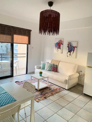 拉纳卡克拉萨斯海滩公寓的客厅配有沙发和桌子