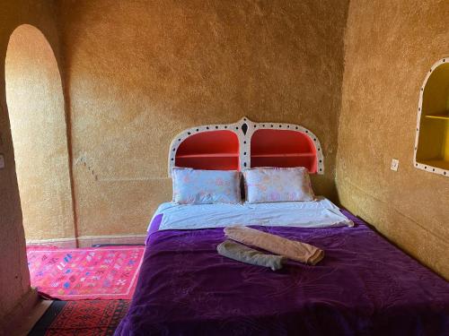姆哈米德Dar Yaya的一张红色床头板的床
