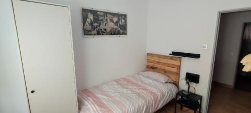 潘普洛纳Apartamento en zona céntrica y tranquila.的卧室配有一张床,墙上挂着一幅画