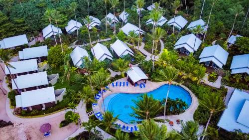 Matatufu萨了托加金沙度假酒店及水疗中心的享有带游泳池的度假村的空中景致