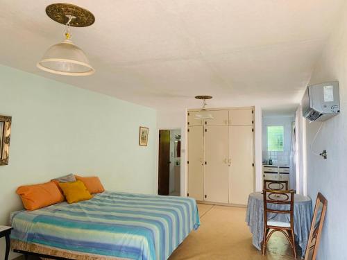 布里奇敦Ocean View Apartments的卧室配有一张床和一张桌子及椅子