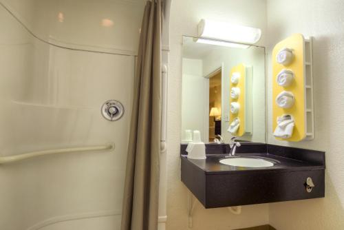 圣易西铎圣易西铎 - 圣迭戈边境6号汽车旅馆的一间带水槽和镜子的浴室